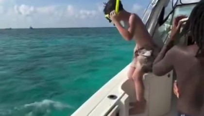 星空体育-一看就是亲爹！塔图姆将Deuce一掌从游艇上推入海中