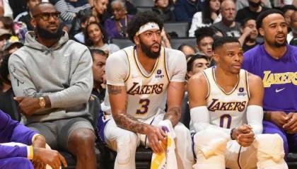 星空体育中国官网-梦醒了！欧文不来韦少留队 湖人三巨头将再战一年